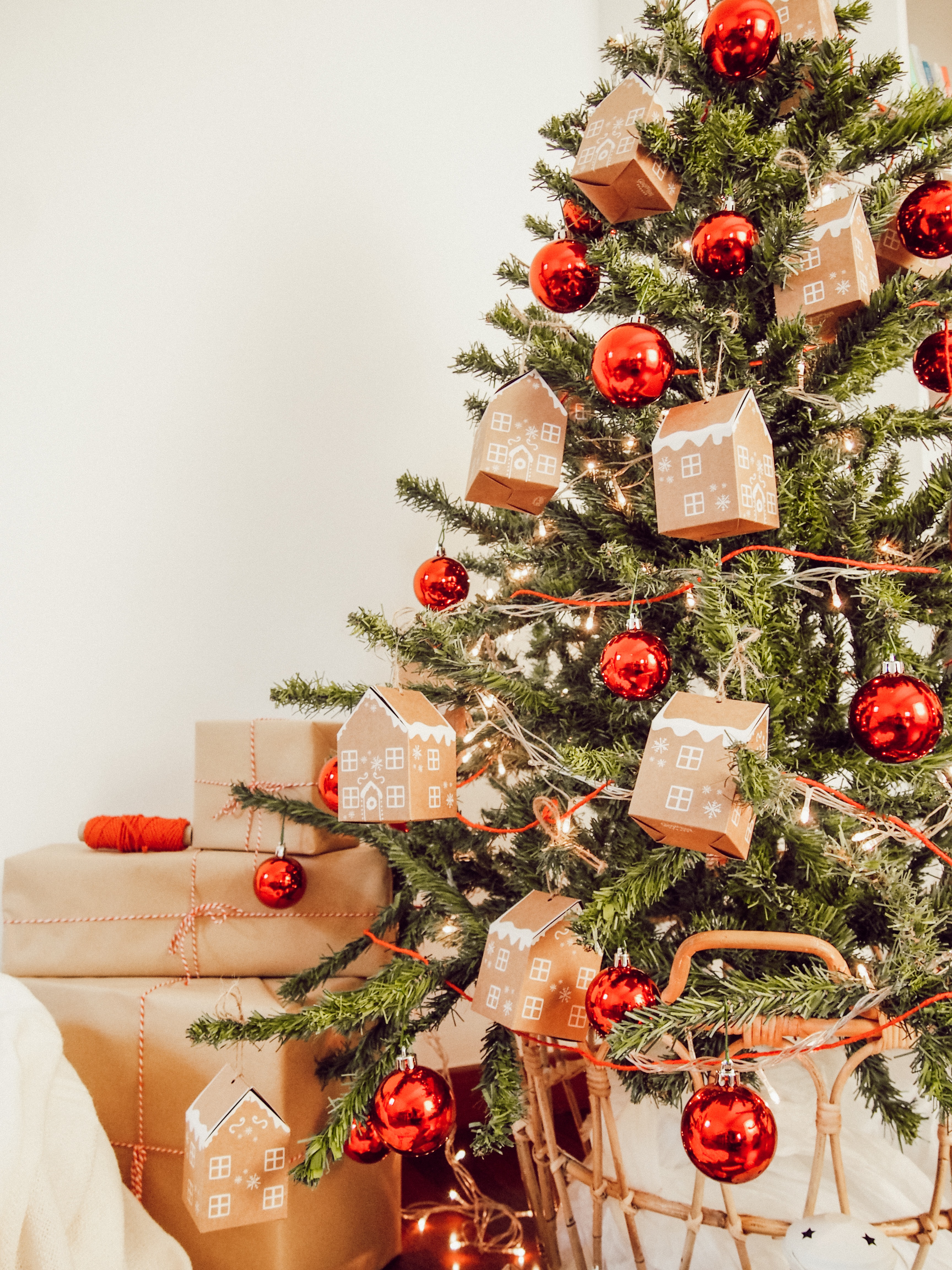 Foto van een kerstboom met huisjes.