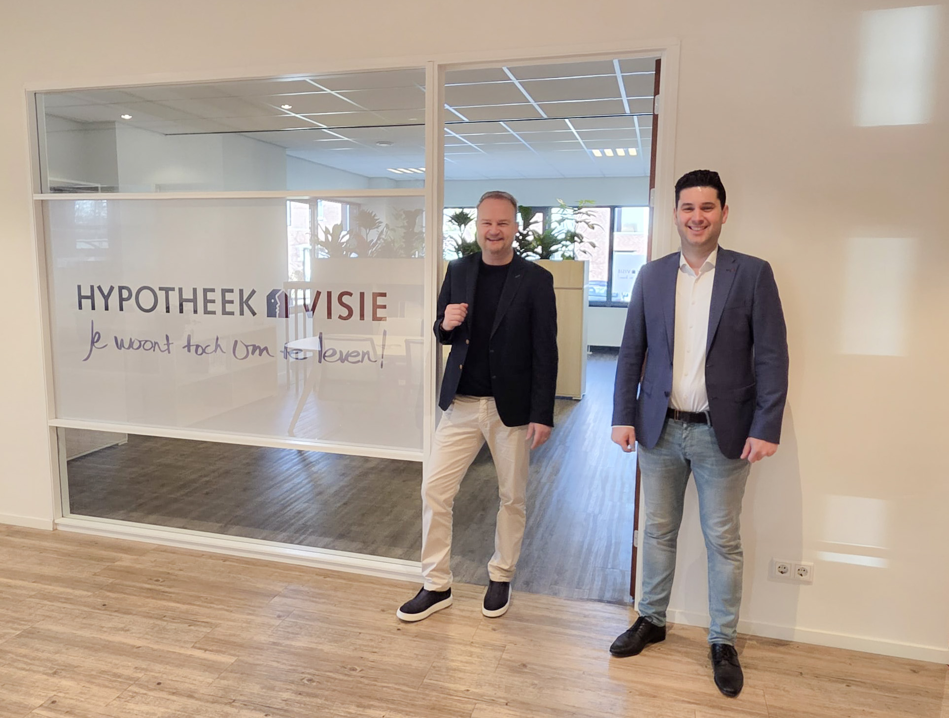 Patrick Kuijs en Armand Gerrits bij de ingang van Hyptheek Visie Wijchen