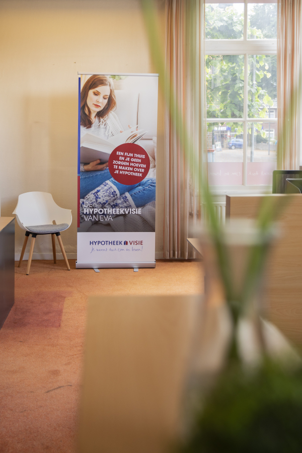 Binnen voelt het als een gezellige woonkamer.