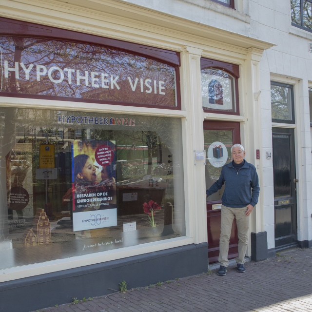 Cees voor het pand van Hypotheek Visie Gouda