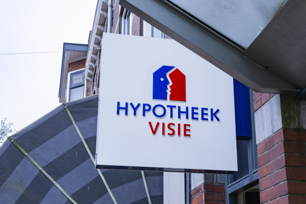 door dit bord aan de gevel herken je meteen de vestiging voor hypotheekadvies in Leiden
