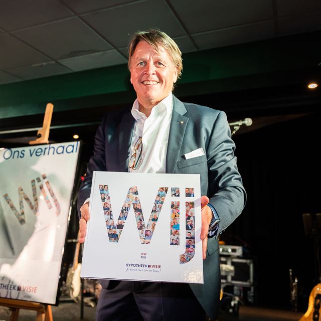 Man houd een boek vast waarop wij staat