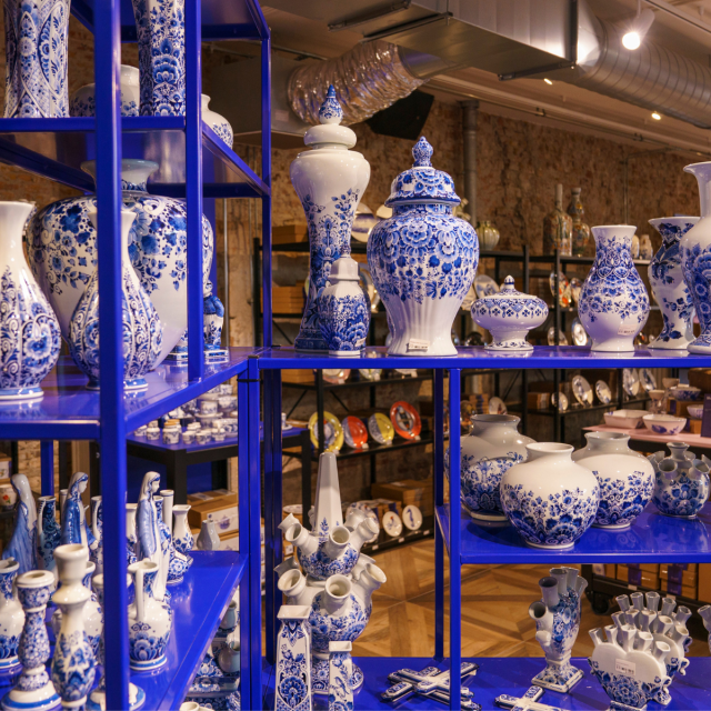 Meerdere vazen op een stellage in wit en blauw