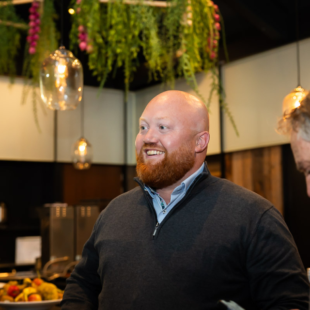 Mannen kijken elkaar aan en glimlachen