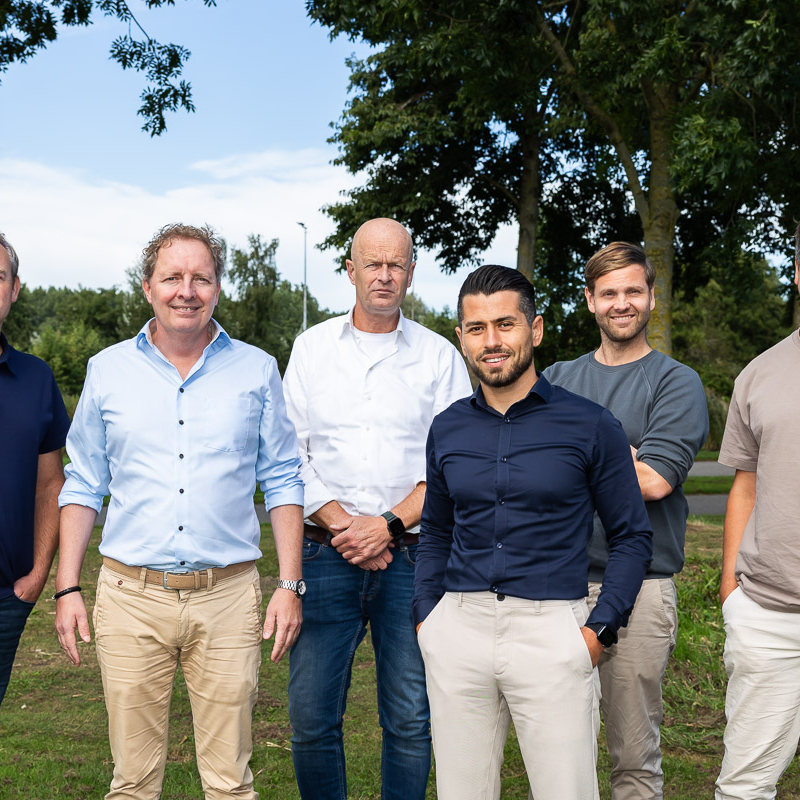 6 mannen staan naast elkaar