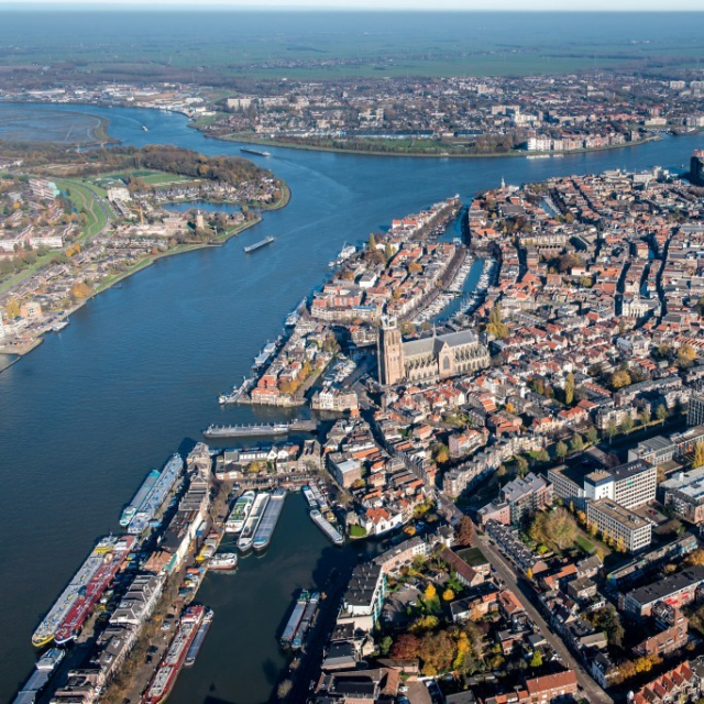 Overzichtfoto van gebied Dordrecht waar 3 rivieren bij elkaar komen.