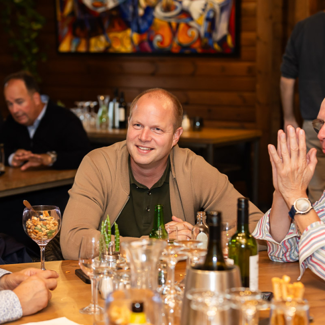 Man zit aan tafel met een glimlach