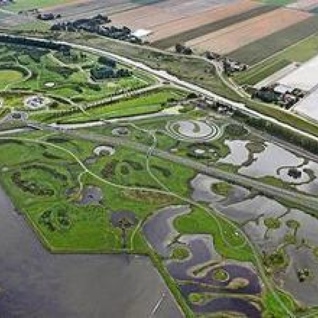 Luchtfoto van landschap met water en groen