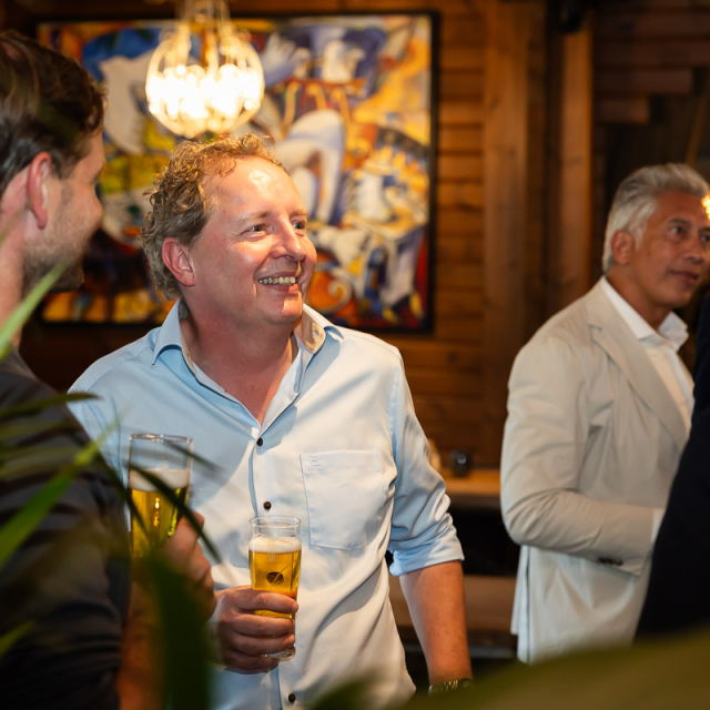 Mensen kijken naar elkaar met een biertje in de hand