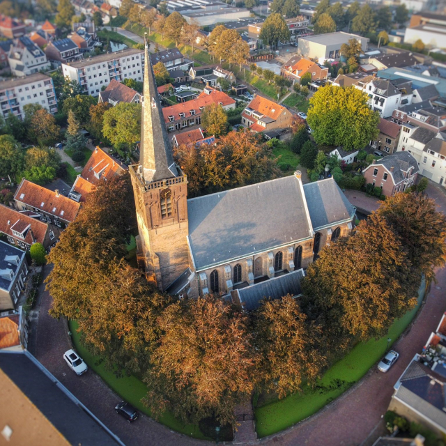 Kerkgebouw op een rond plein