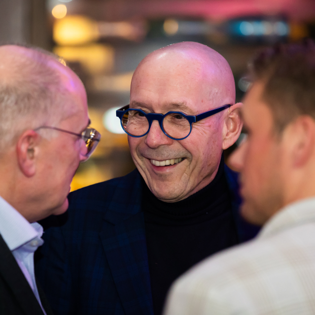 Mannen zijn met elkaar in gesprek