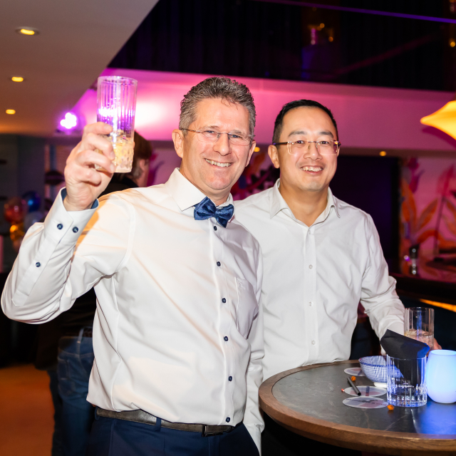 Twee mannen naast elkaar lachend