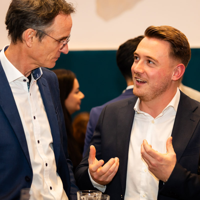 Twee mannen staan met elkaar te praten