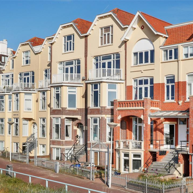 Opgesplitste woningen naast elkaar in duingebied