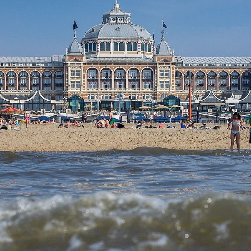 Paleis aan een strand met badgasten