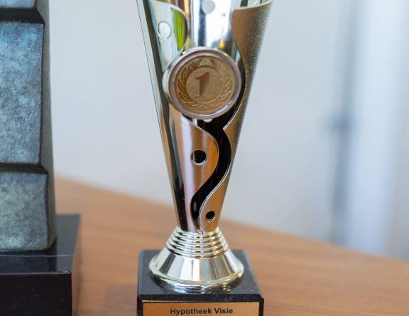 De trofee van de mooiste vestiging heeft een ereplaatsje op de balie