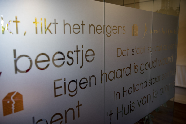 Een kijkje bij een van de spreekkamers. Smaakvolle raamfolie gevuld met leuke spreekwoorden zorgen voor maximale privacy tijdens je persoonlijke financiële gesprekken