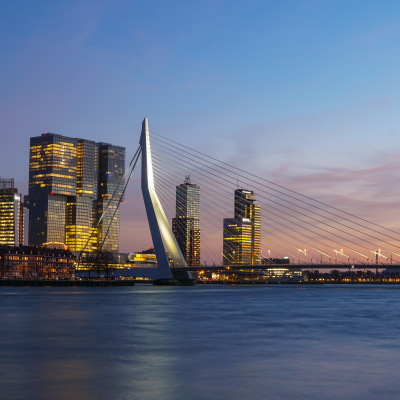 Vlak bij de Erasmusbrug ligt het winkelgebied Vasteland
