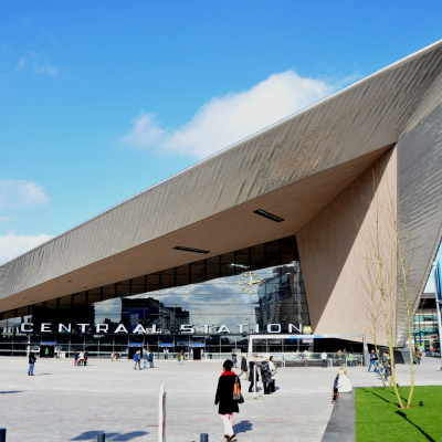 Je hypotheekafspraak op de vestiging Rotterdam Weena is op loopafstand van het Centraal Station. | Door Jan Oosterhuis, CC BY-SA 3.0, https://commons.wikimedia.org/w/index.php?curid=31361335