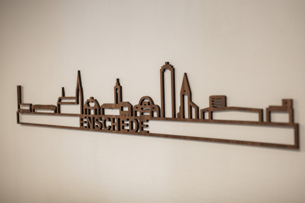 De skyline van Enschede vind je aan de muur van een van de spreekkamers voor hypotheekadvies