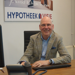 Man zit achter bureau en lacht