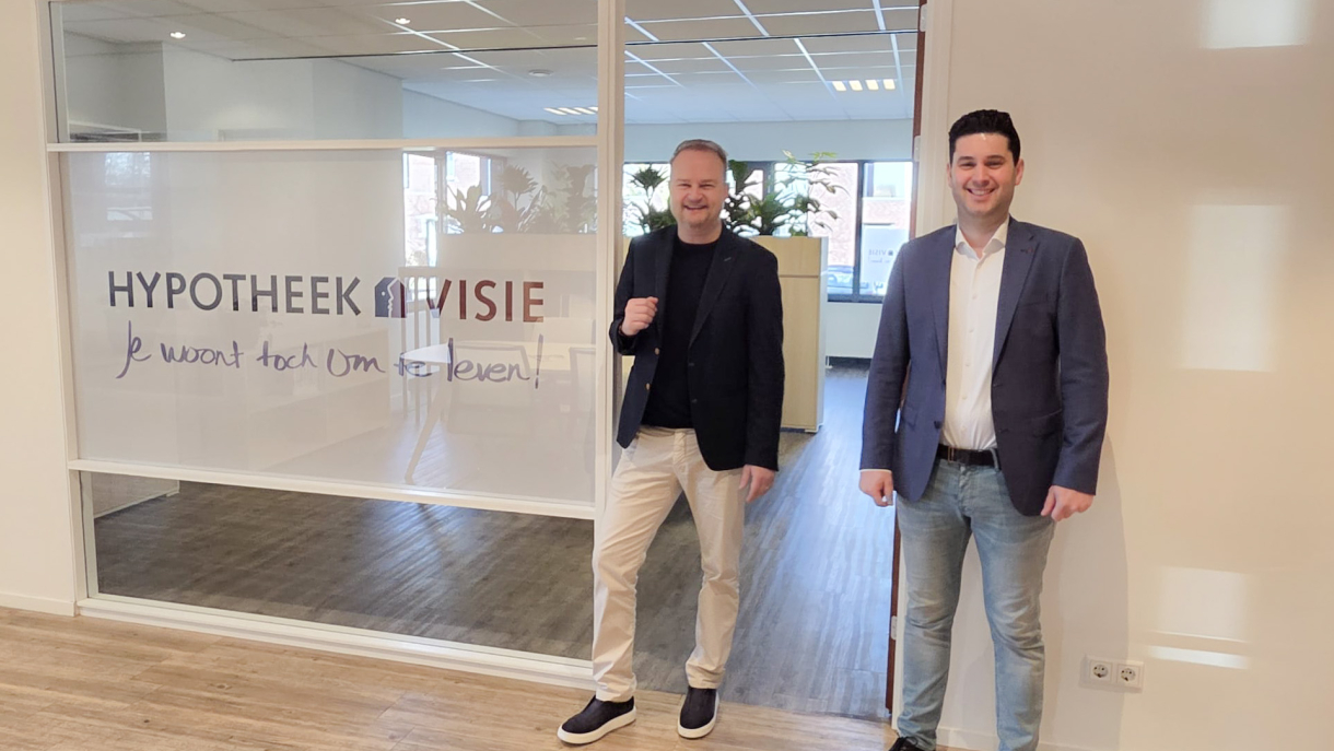 Patrick Kuijs en Armand Gerrits bij de ingang van Hyptheek Visie Wijchen