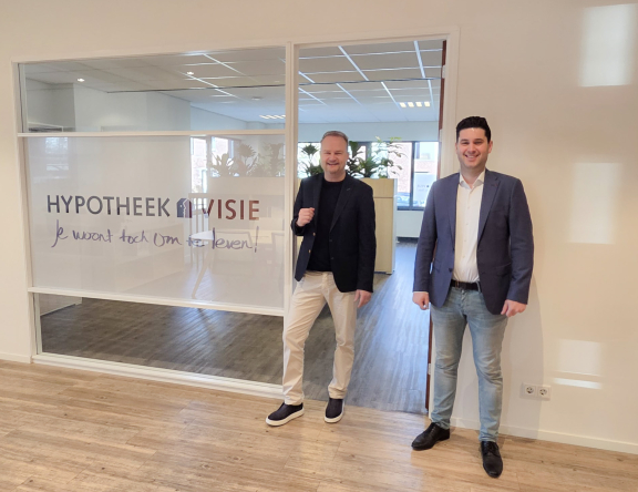 Patrick Kuijs en Armand Gerrits bij de ingang van Hyptheek Visie Wijchen
