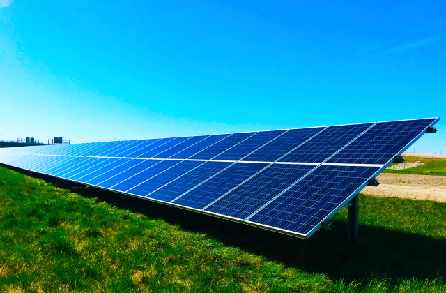 Zonnepanelen zijn een manier om energie te besparen. Bespreek met je adviseur de mogelijkheden voor het financieren van energiebesparende maatregelen
