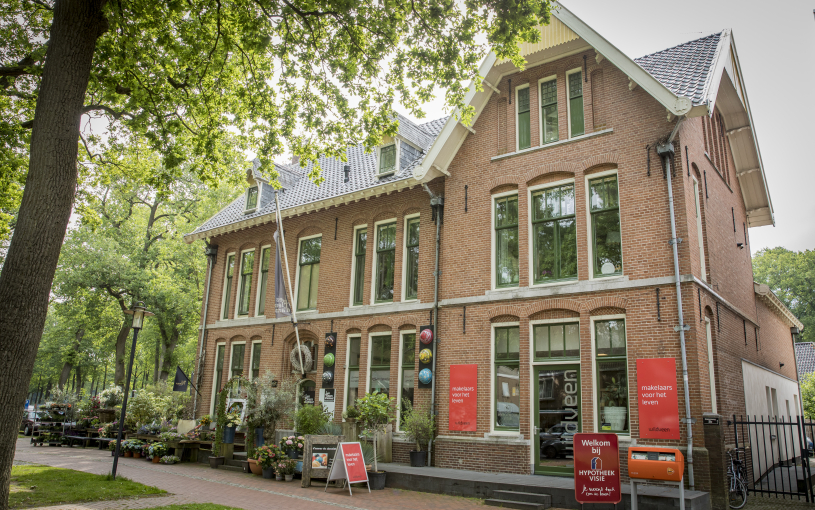 Alleen het pand al is een plaatje en de moeite van het bezoeken waard. Hier wordt het financieel plan uitgezocht en besproken